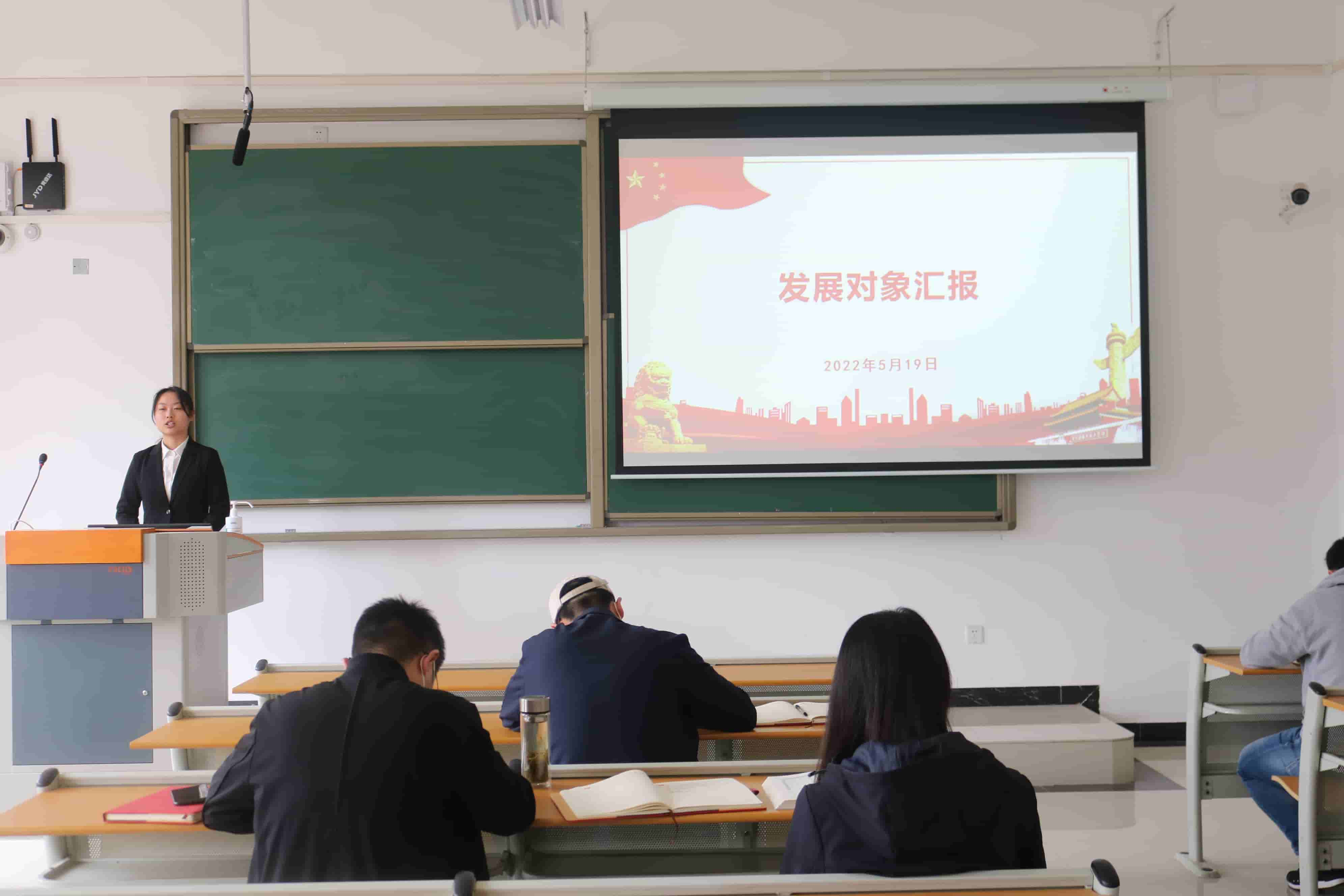 学生党员汇报4.JPG